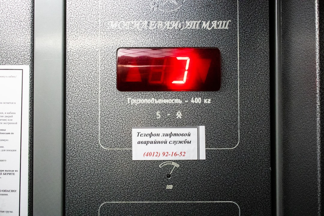 【ChatGPT】新トーン＆パーソナライズ機能リリース！会話がもっと自由に【2025年最新】 - a close up of a machine with a red clock