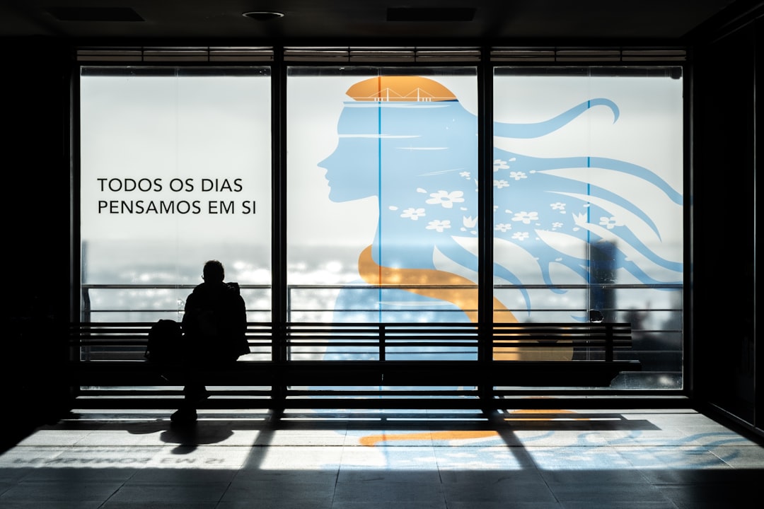 【n8n】データ移行ツールが新登場！DB移行を劇的に簡素化【2025年最新】 - silhouette of man sitting on bench