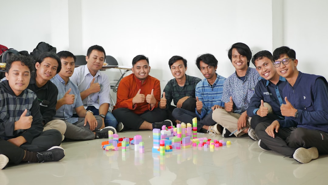 【ChatGPT】Agent-to-Agentとは?AI協調で未来を拓く新時代の解説【2025年最新】 - a group of men sitting next to each other