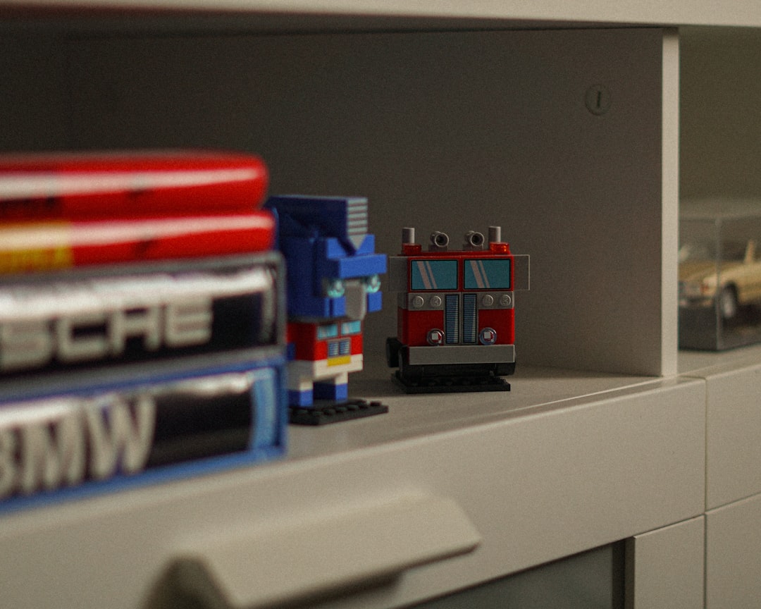 【n8n】バージョン2025-11-10リリース！安定性向上でワークフローを強化【2025年最新】 - Two brick-built robot figures on a shelf.