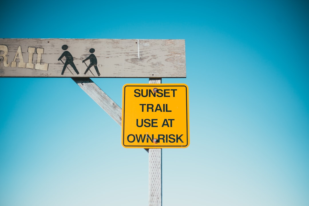 ChatGPTで専門家レベルの助言を引き出す「Handle It」プロンプト活用術 - yellow and black no smoking sign