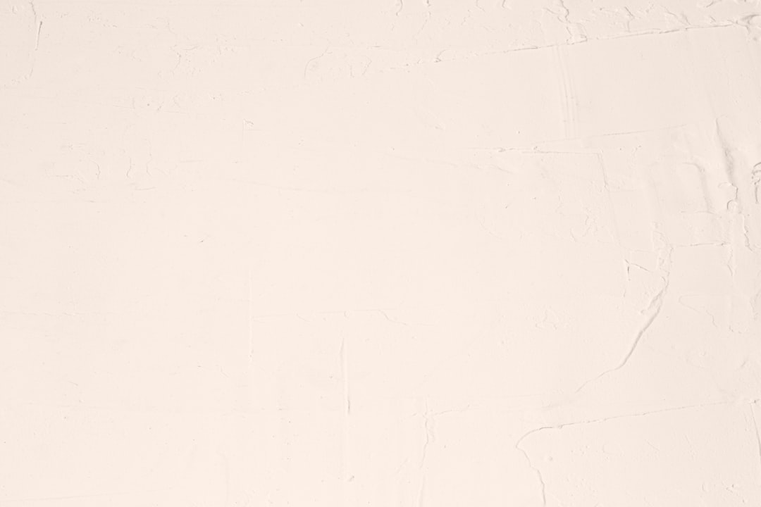 【Claude Code】2.0.57リリース！フィードバック強化とリアルタイム応答【2025年最新】 - A white sheet with a black cat sitting on top of it