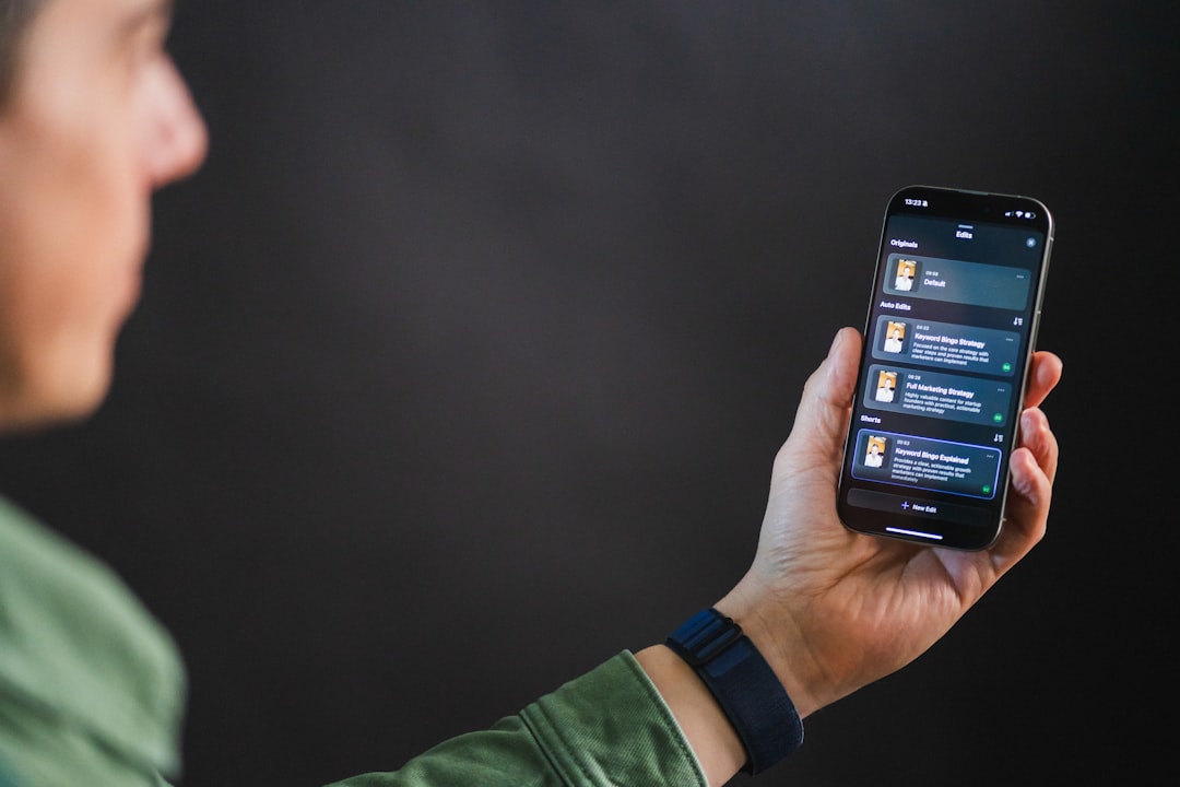 スマートフォンAI機能の普及戦略：プレミアム限定の課題と未来 - Shot in the Detail studio while editing a talking head video with AI Auto Edit. Detail makes it easy to record, edit, and share professional video podcasts — all in one app.