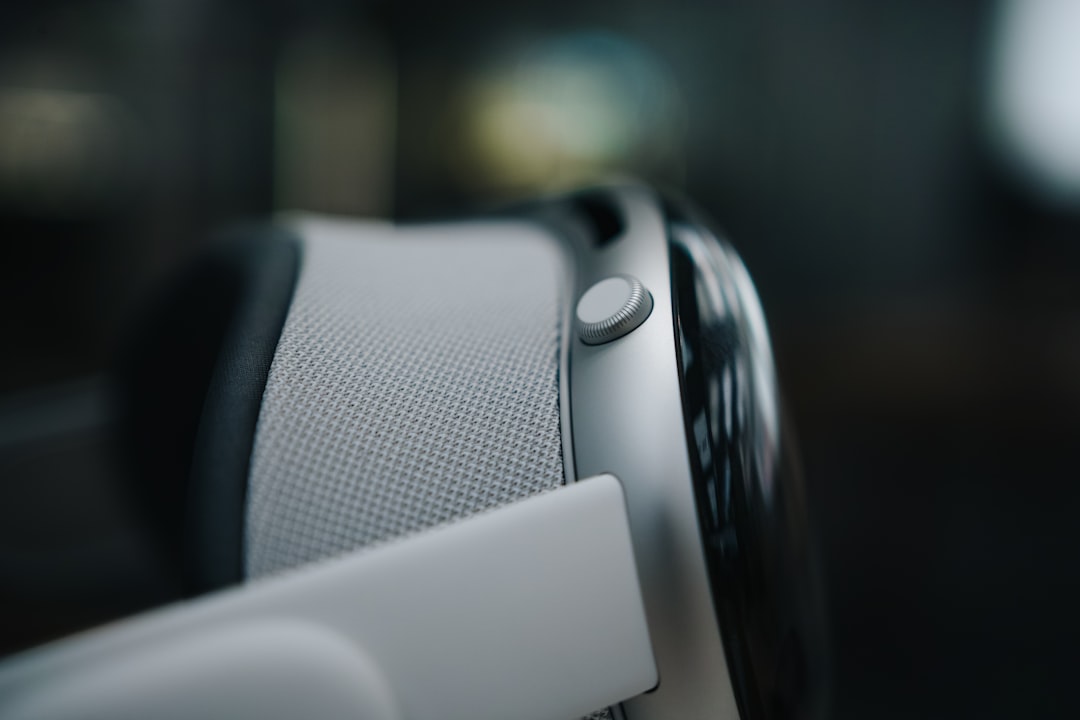 Appleの未来製品戦略：折りたたみiPhone、MacBook、スマートグラスが描く2026年 - Close-up of the right side of Apple Vision Pro on a blurred background