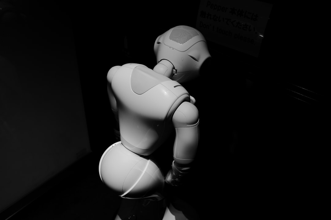 【ChatGPT】OpenAI Agents SDKでビジネス変革！自律型AIの最前線【2025年最新】 - low-light photo of robot