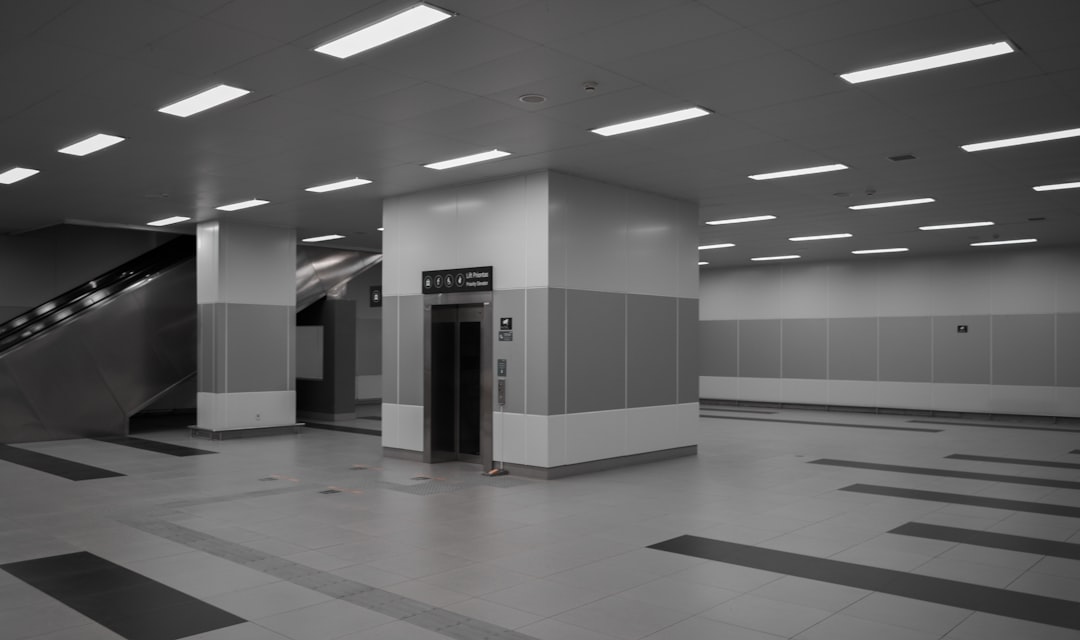 OpenAI、Cerebrasと100億ドル算力契約：NVIDIA依存脱却と次世代AI開発の衝撃 - a black and white photo of an empty building