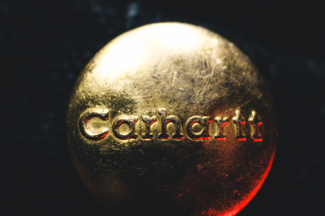 AI検索エンジンPerplexityが拓くコンテンツ推薦の新境地 - A close up of a golden ball with the word comfort on it