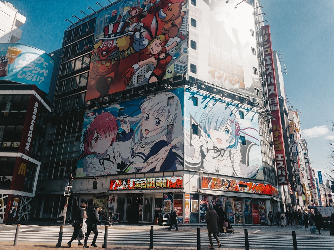 【Midjourney】Niji V7リリース！アニメ・漫画スタイル特化の最新機能を解説 - Building with large anime billboards in a city