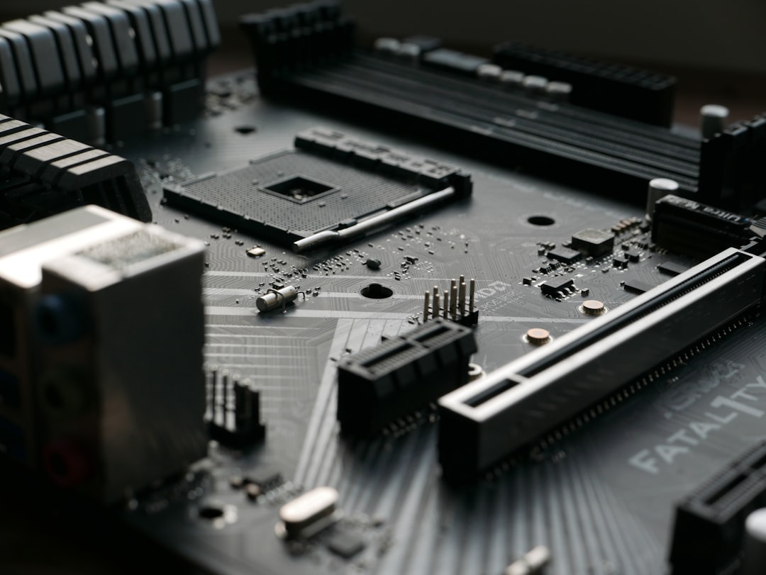 OpenAIがAIハードウェア市場へ参入か？噂される新デバイスと未来 - a close up of a motherboard with many components