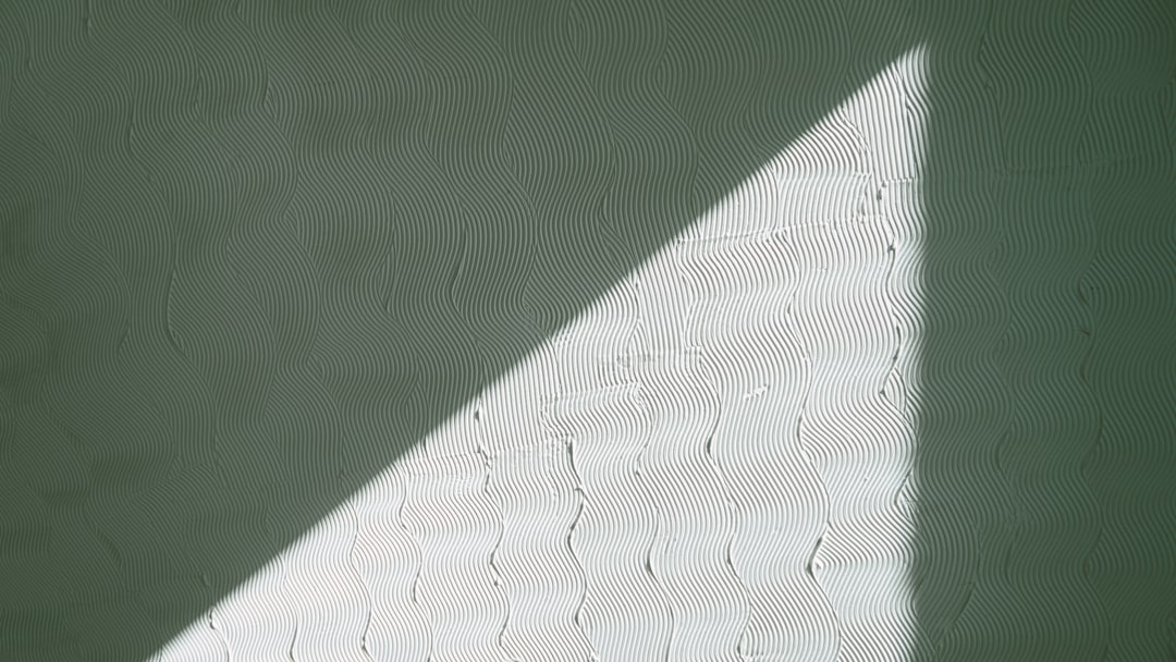 【Anti Gravity】最新版リリース！安定性とUI改善、ブラウザ問題修正を解説 - white textile on green textile