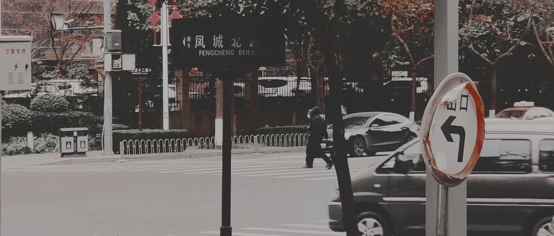 AIエージェントが日常に溶け込む：WeChatが拓く新時代と中国テックの攻防 - a sign on the street