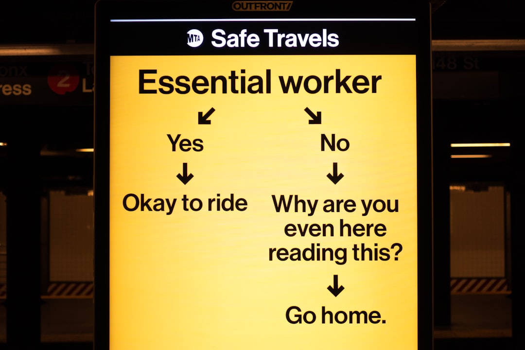 AIで緊急事態を乗り越える：旅行トラブルから日常まで、ChatGPTの賢い活用術 - Subway message for commuters