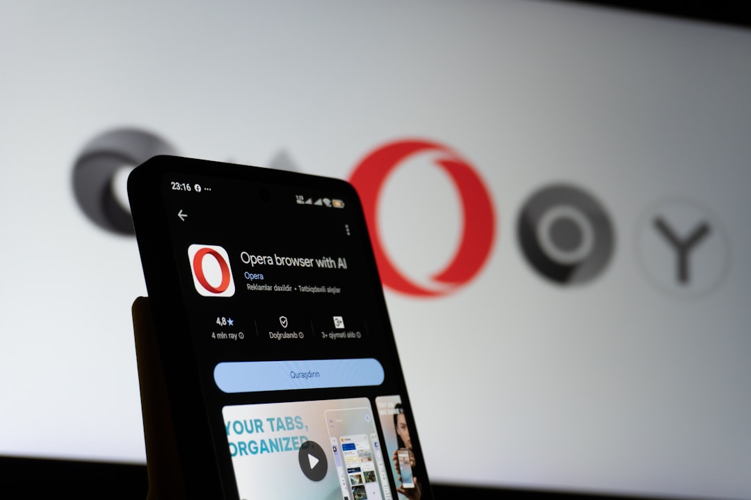 ブラウザAI対決：GeminiとClaude、どちらを相棒に選ぶべきか徹底比較 - Opera browser app on a smartphone screen