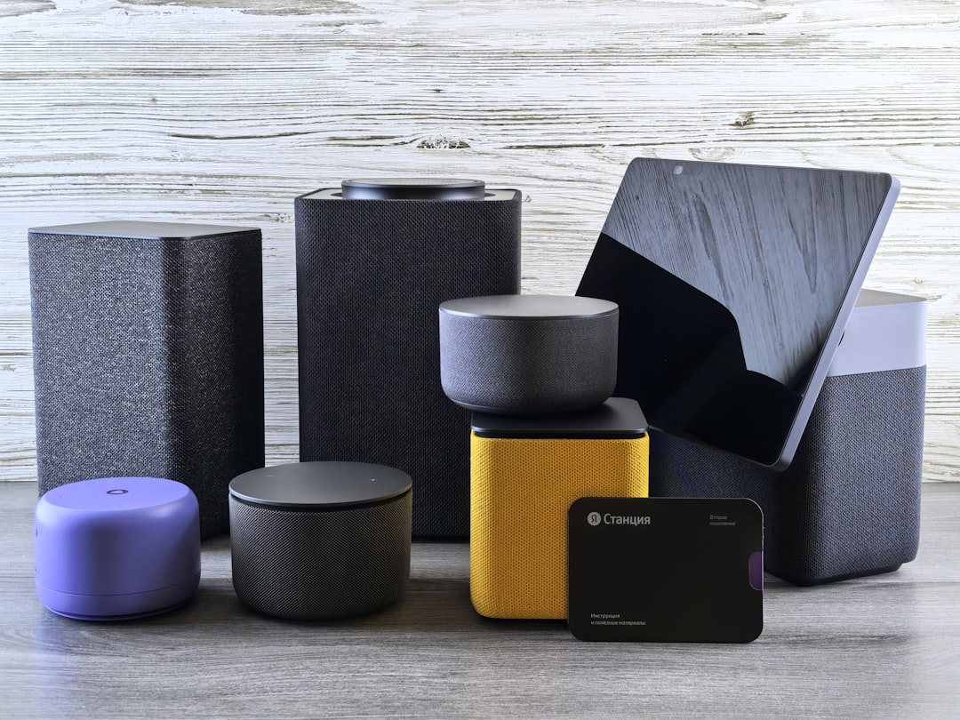 GeminiとAlexaの連携が変えるスマートホームの未来とカスタマイズの可能性 - Collection of modern electronic devices and speakers.