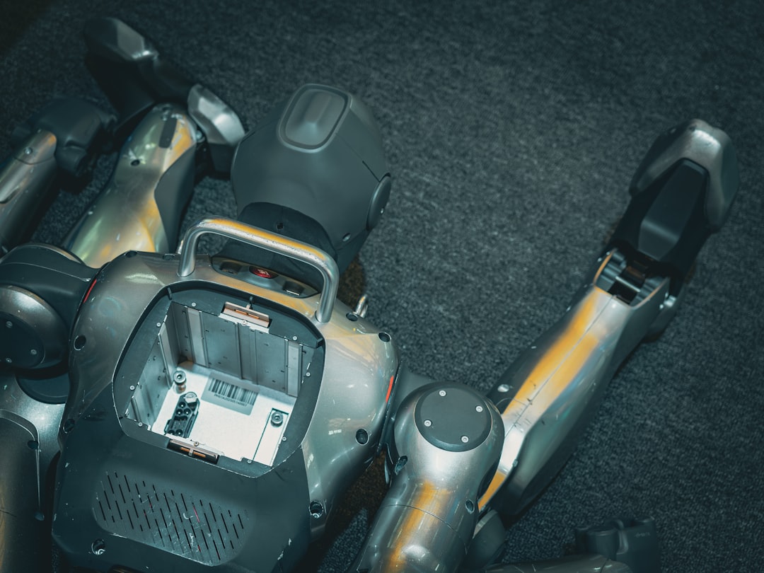 Geminiが選ばれる理由：ChatGPTを超えたGoogle AIの真価と活用術 - A robotic torso with exposed internal components and arms.