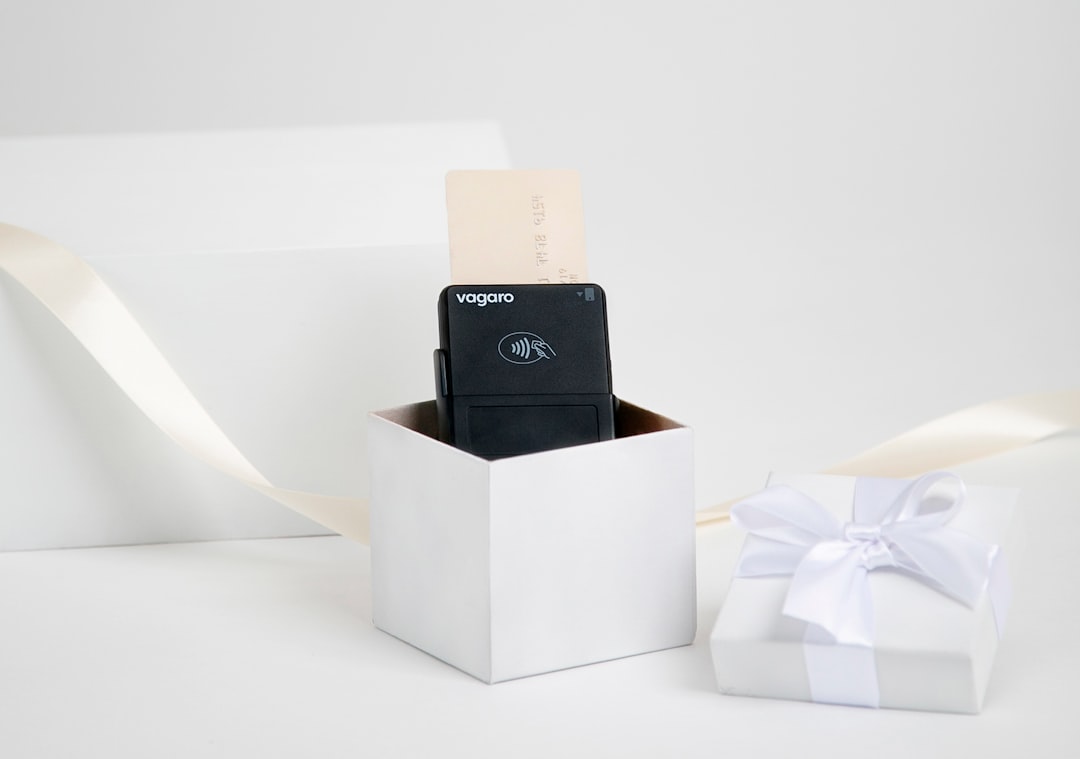ChatGPTでギフト選びを効率化！AIを活用したスマートなプレゼント戦略 - A Vagaro contactless card reader sits inside a white present as a credit card is inserted.