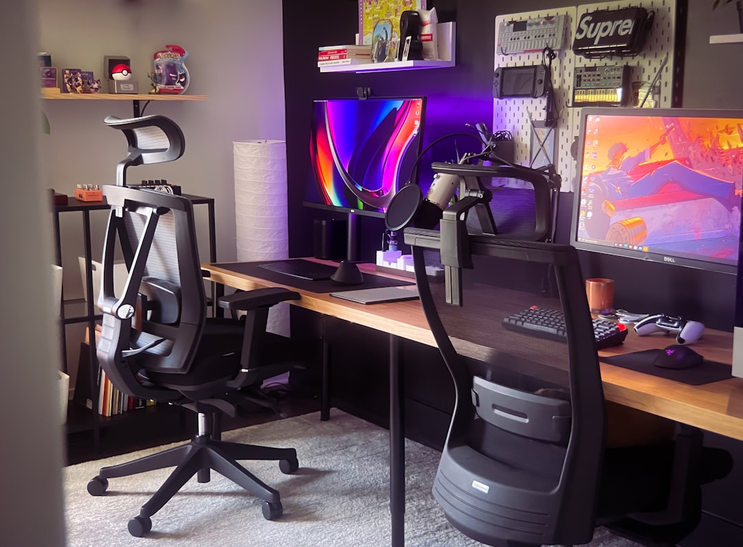 Razer Project AVAの衝撃：ゲーミングAIコンパニオンが変える未来の体験 - Dual home office setup for gaming and work