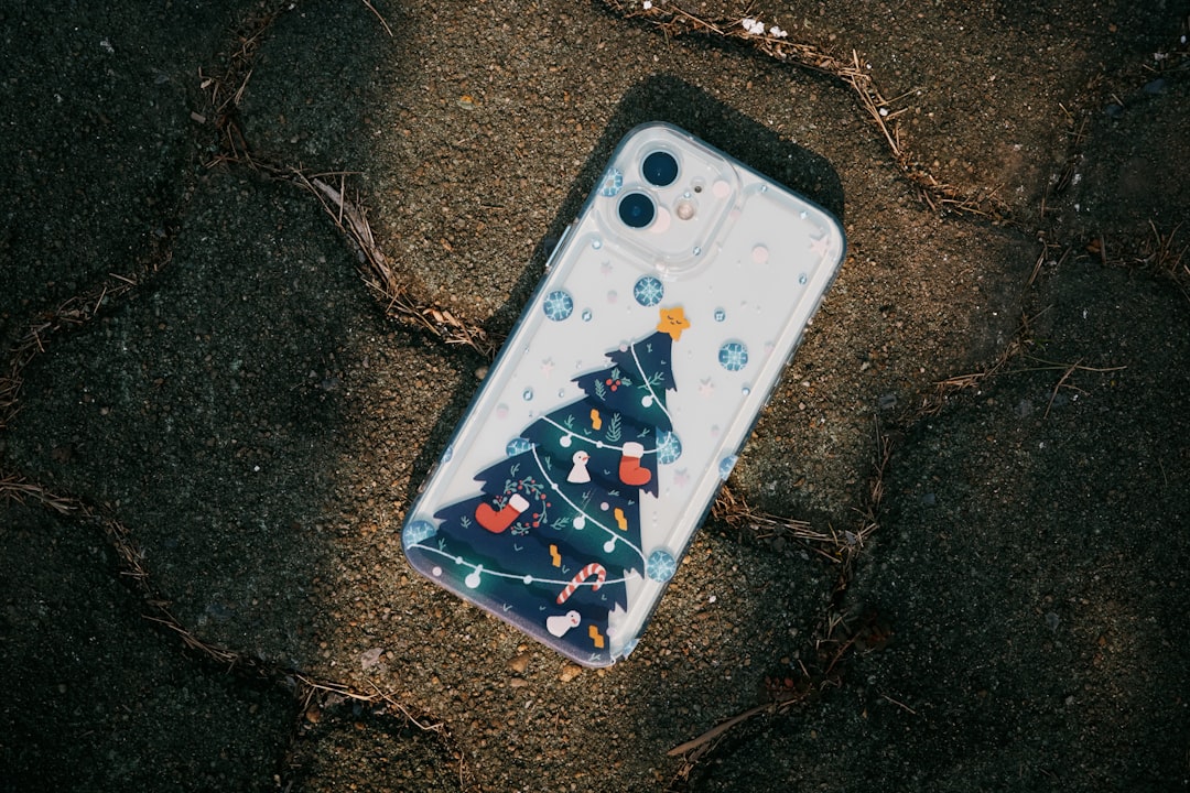 ChatGPT活用術：退屈な休日をAIでクリエイティブな体験に変える方法 - Festive Phone Case on the Street