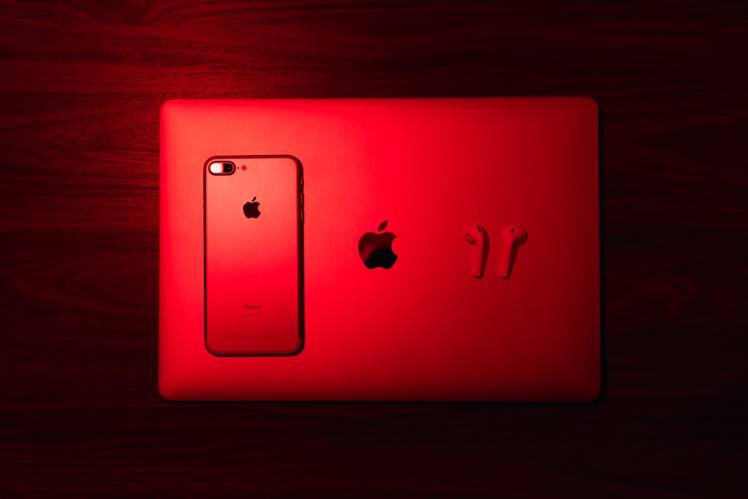 iPhoneの隠し機能とイースターエッグ：最新OSで体験する遊び心と技術的背景 - silver ipad on brown wooden table