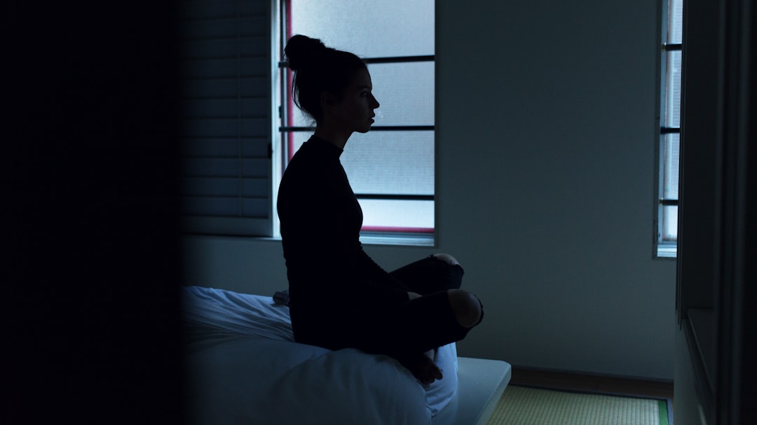 ChatGPTで夜の習慣を変える：ドゥームスクロールを脱却するAIジャーナリング術 - woman sitting on bed