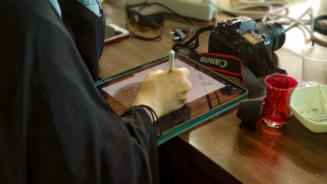 Geminiの画像編集革命：直感的なドローイングプロンプトがもたらす未来 - a person sitting at a desk writing on a tablet