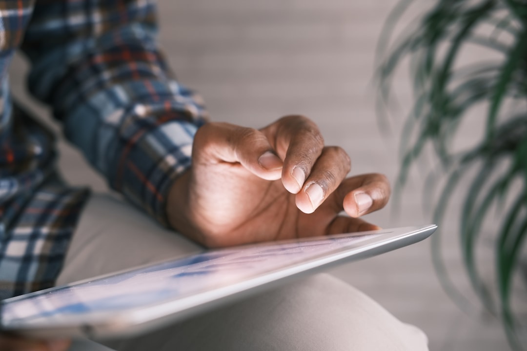 KindleにAI搭載：読書体験を変える「ネタバレ防止」チャットボットの衝撃 - person in blue white and red plaid long sleeve shirt reading book