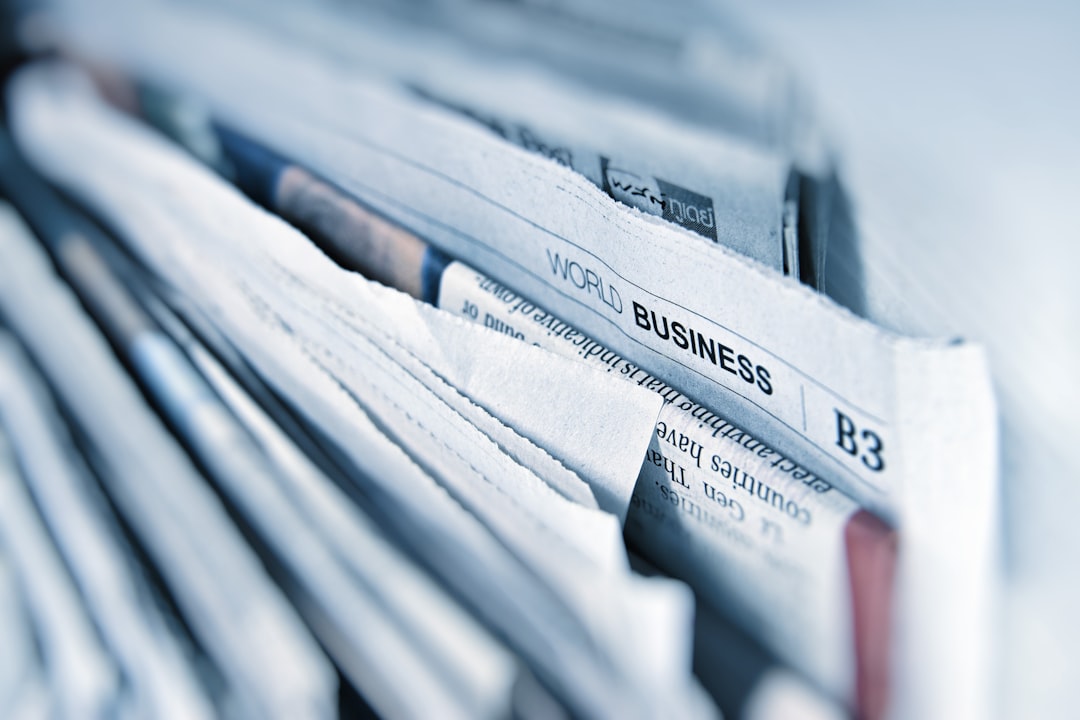 【ChatGPT】ブラジル大手メディアと提携！AI学習の未来を解説 - Business newspaper pages