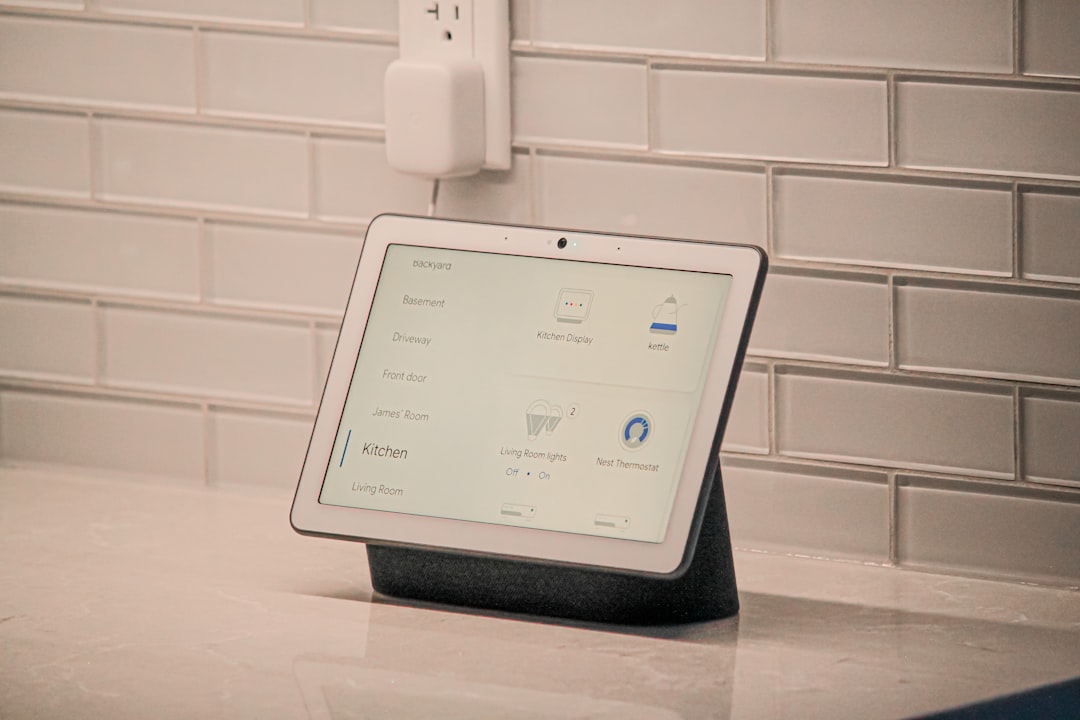 LGテレビに強制搭載のCopilot AI：ユーザーの主権とプライバシーの行方 - Google Nest Hub Max.