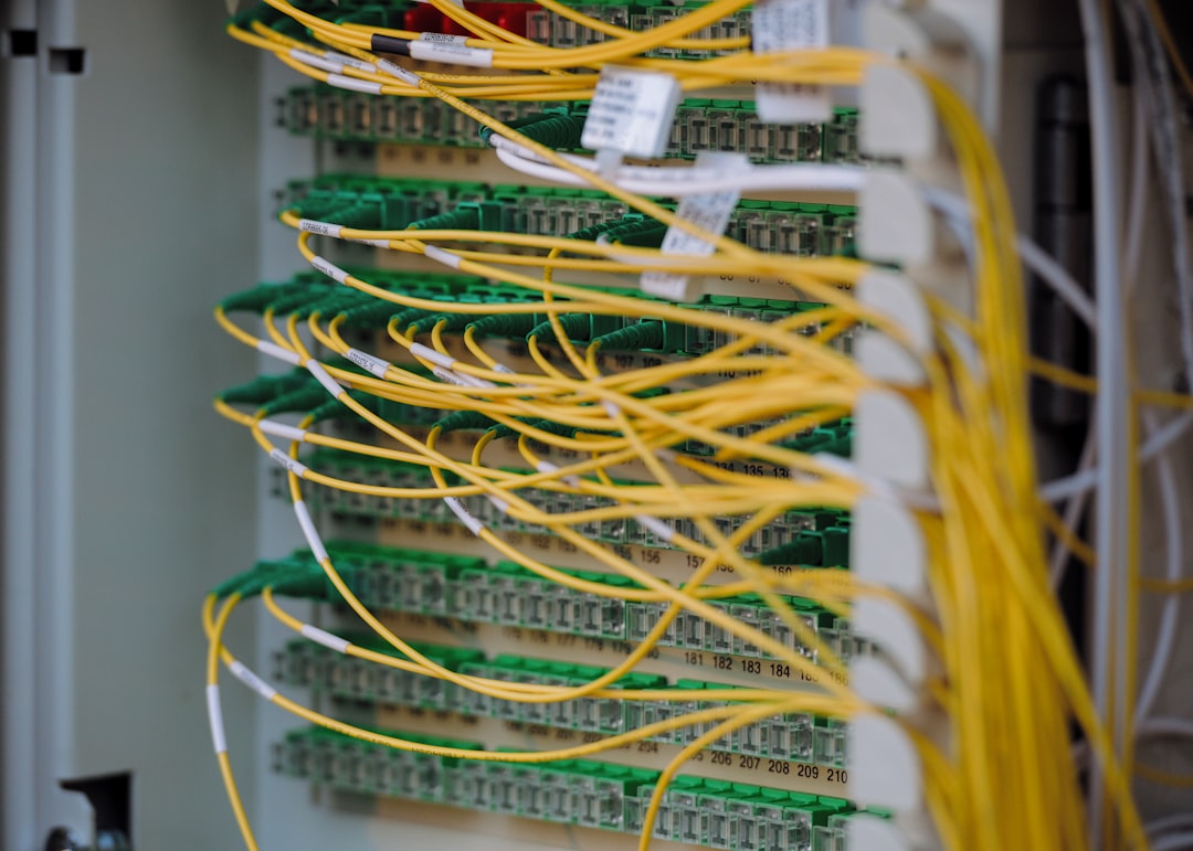 Manus Cloud Computerとは？24時間稼働のAI自動化環境を誰でも構築可能に - Fibre optic cables