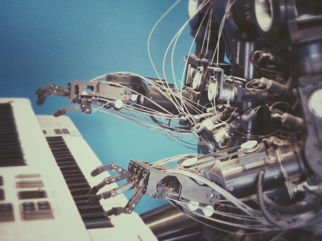 音楽生成AI「Suno」が巨額調達で目指す未来、著作権問題の先にある「創作の民主化」 - robot playing piano