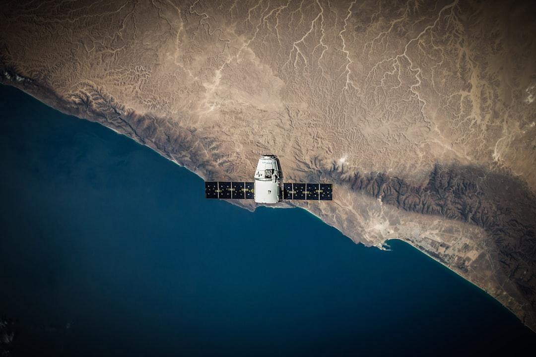 SpaceXのIPOが切り拓く「宇宙AI経済圏」の衝撃と投資の未来 - Satellite over the coast