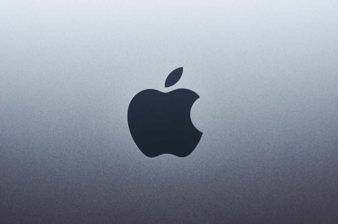 【Gemini】macOS版アップデート！音声入力と画面コンテキスト連携を解説 - apple logo on blue surface