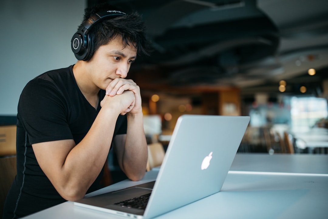 【Gemini】学生向けハブ機能リリース!学習効率を最大化する新機能 - man wearing headphones while sitting on chair in front of MacBook